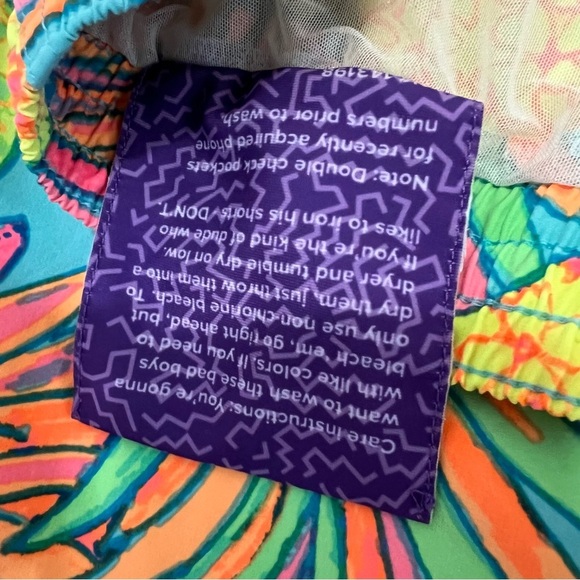 Chubbies Swimming Shorts Men’s X LARGE 
Look Colorful Pineapple 5.5” Swim Trunks - Picture 16 of 16